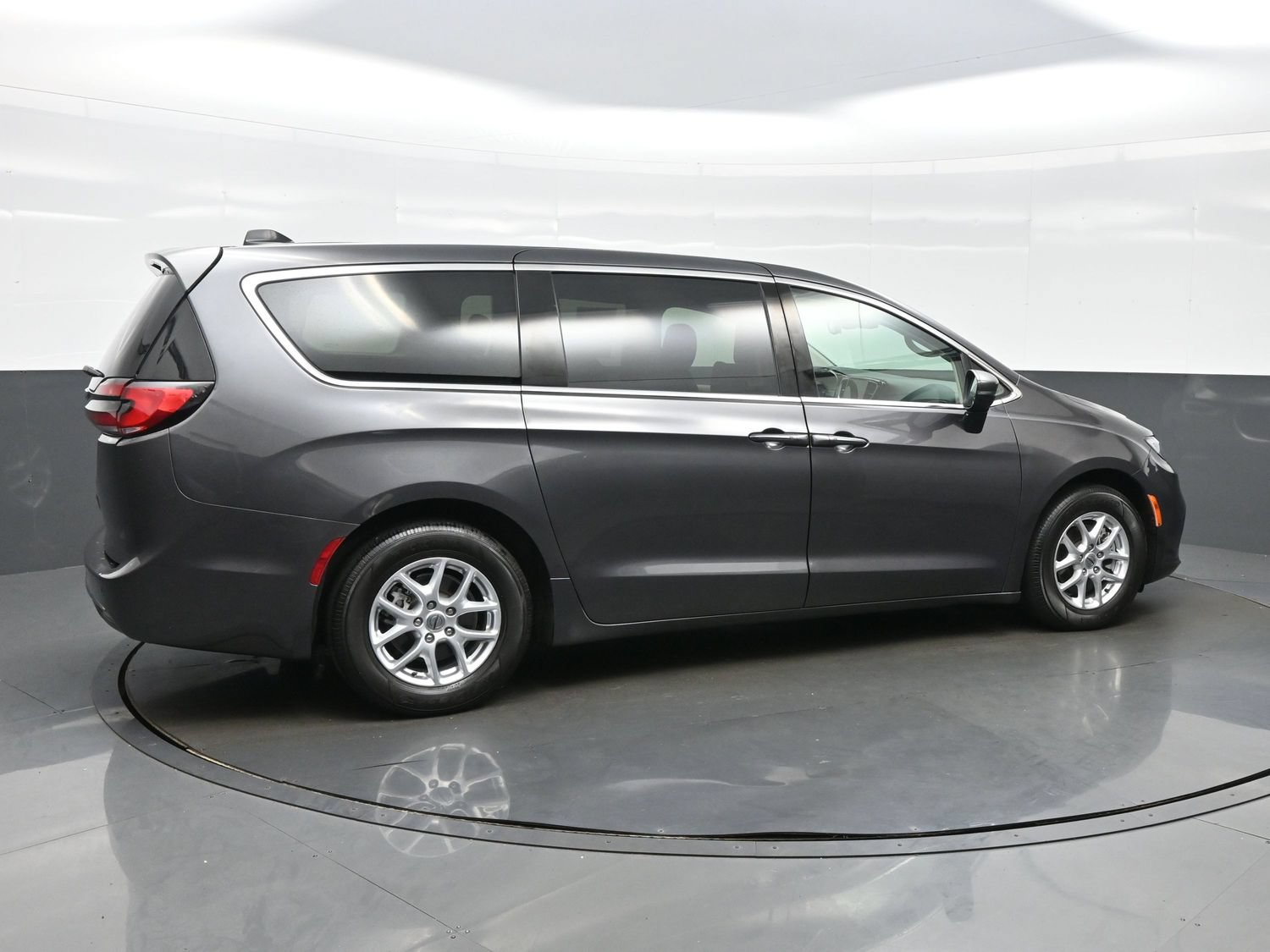 Used 2023 Chrysler Pacifica Touring-L FWD image 8