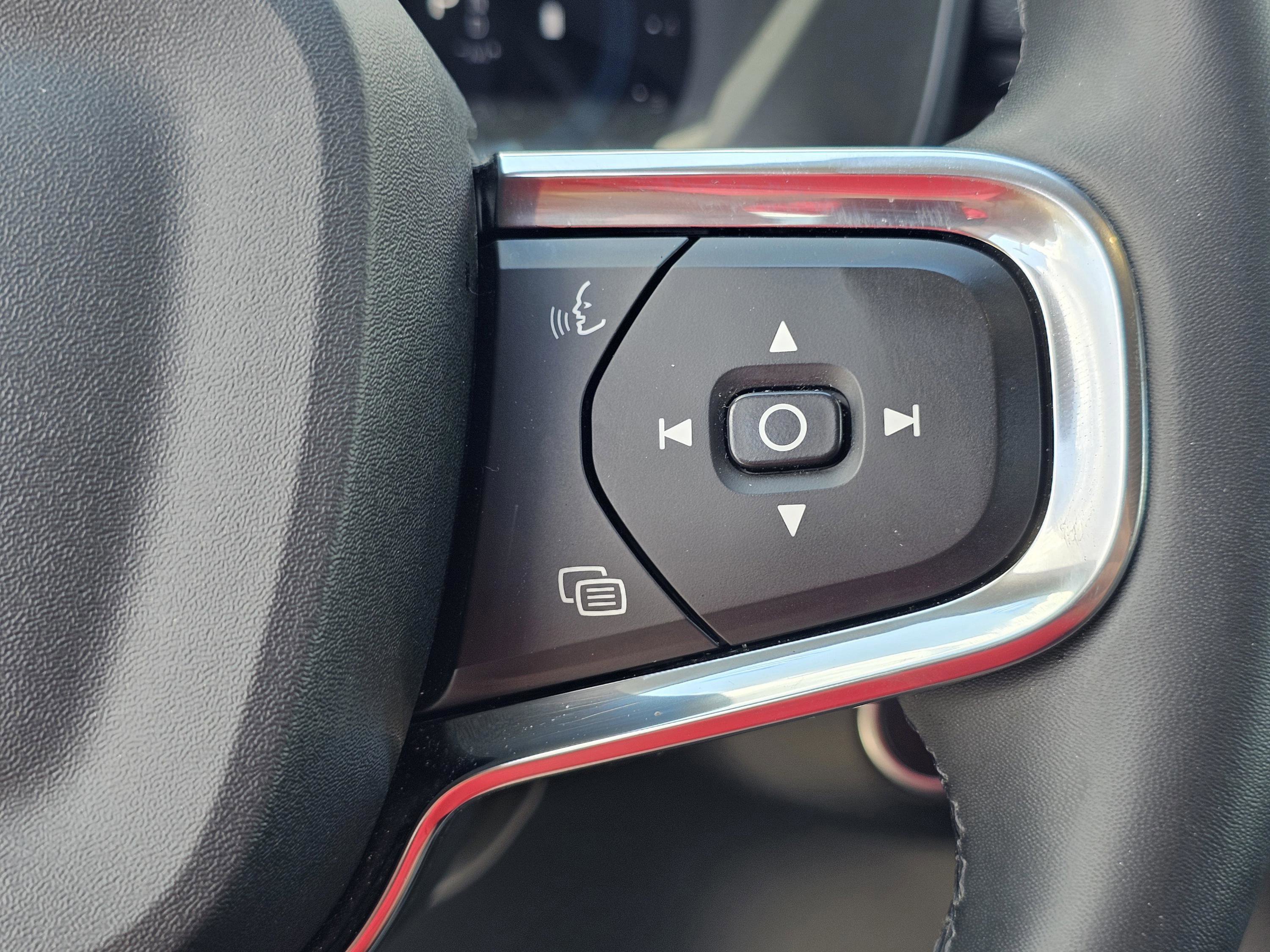 Used 2023 Volvo XC40 B5 Core image 20