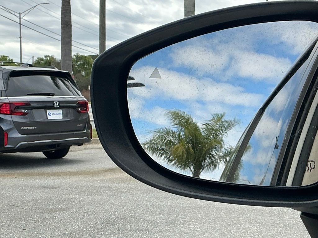 Used 2023 Chrysler Pacifica Touring-L image 39