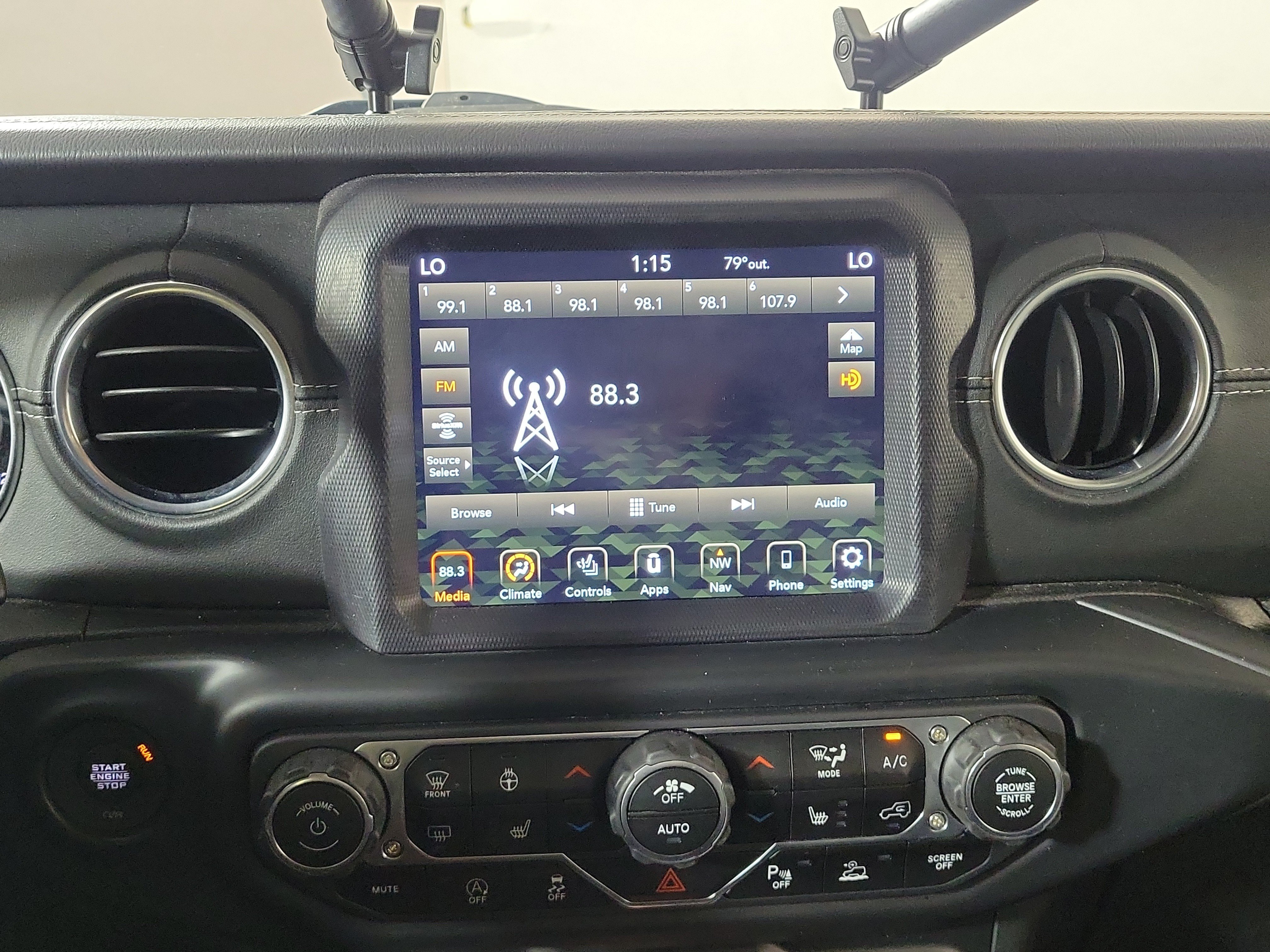 Used 2020 Jeep Gladiator Overland AWD/4WD image 19