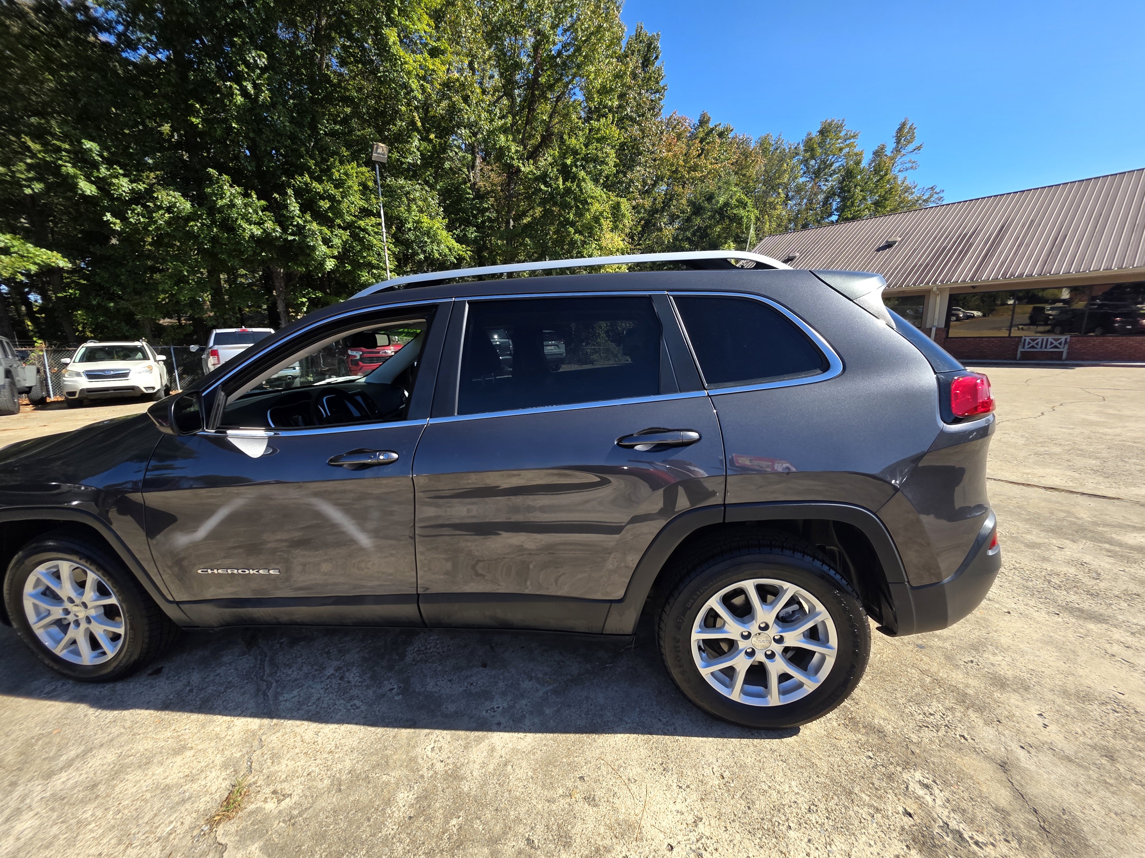 Used 2017 Jeep Cherokee Latitude w/ Comfort/Convenience Group FWD image 9