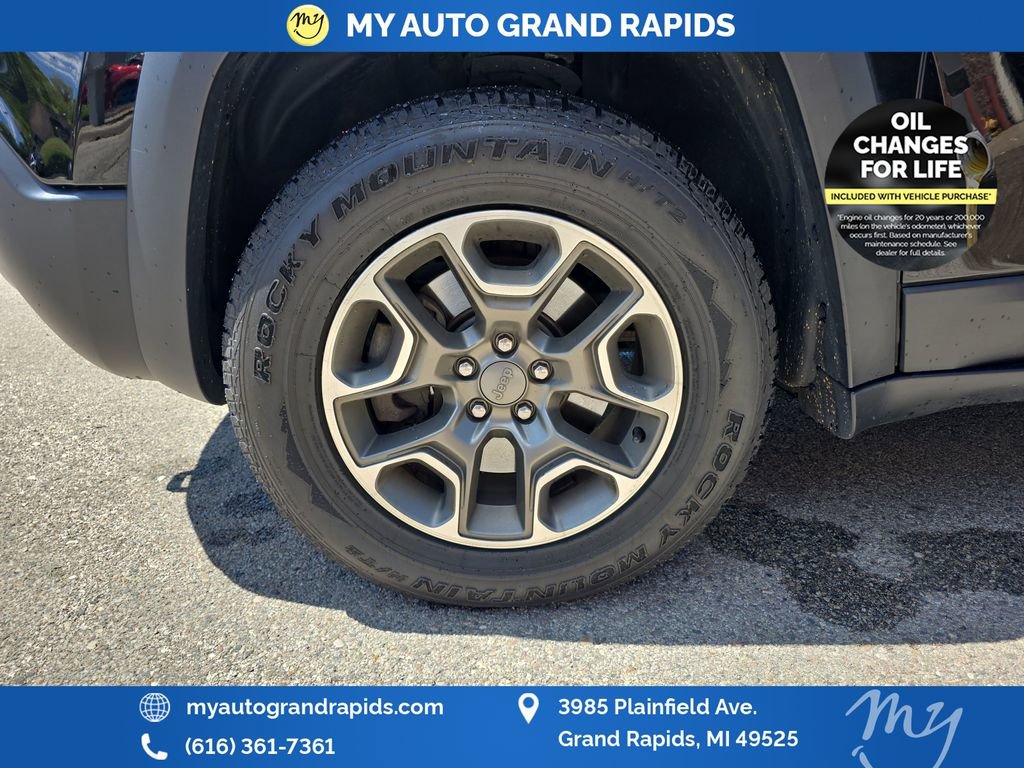 Used 2020 Jeep Cherokee Trailhawk w/ Cold Weather Group AWD/4WD image 29