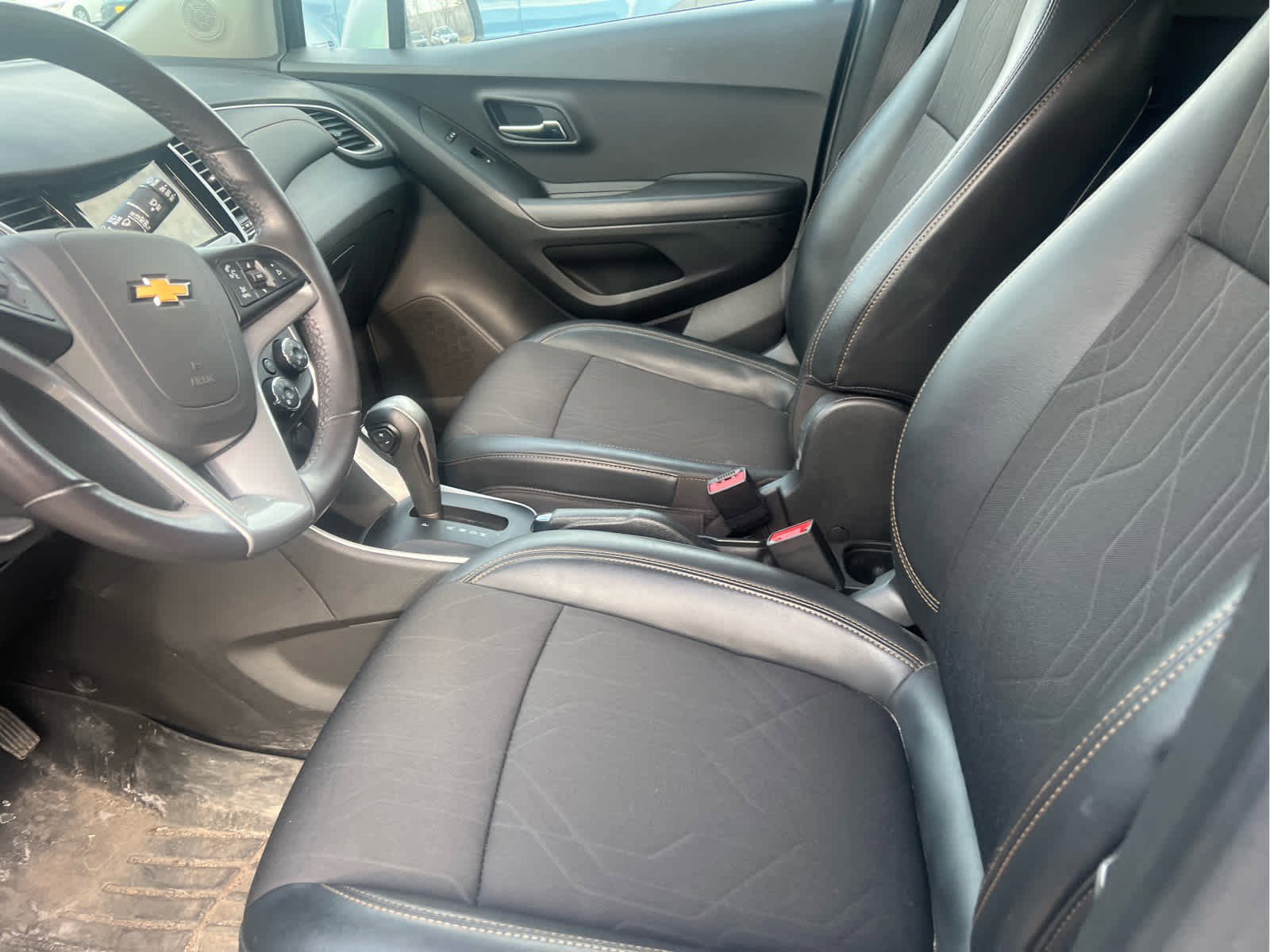 Used 2019 Chevrolet Trax LT w/ LT Convenience Package image 6