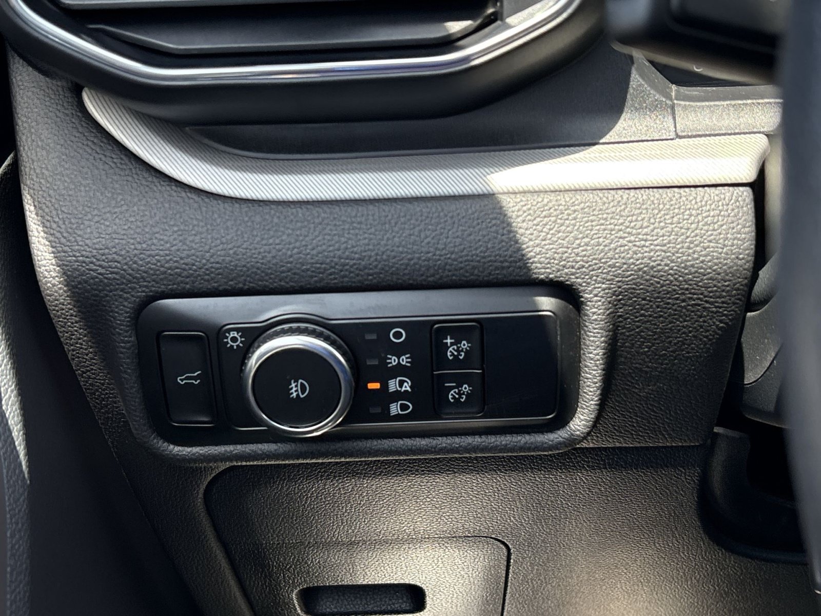 Used 2024 Ford Explorer XLT w/ Equipment Group 202A AWD/4WD image 19
