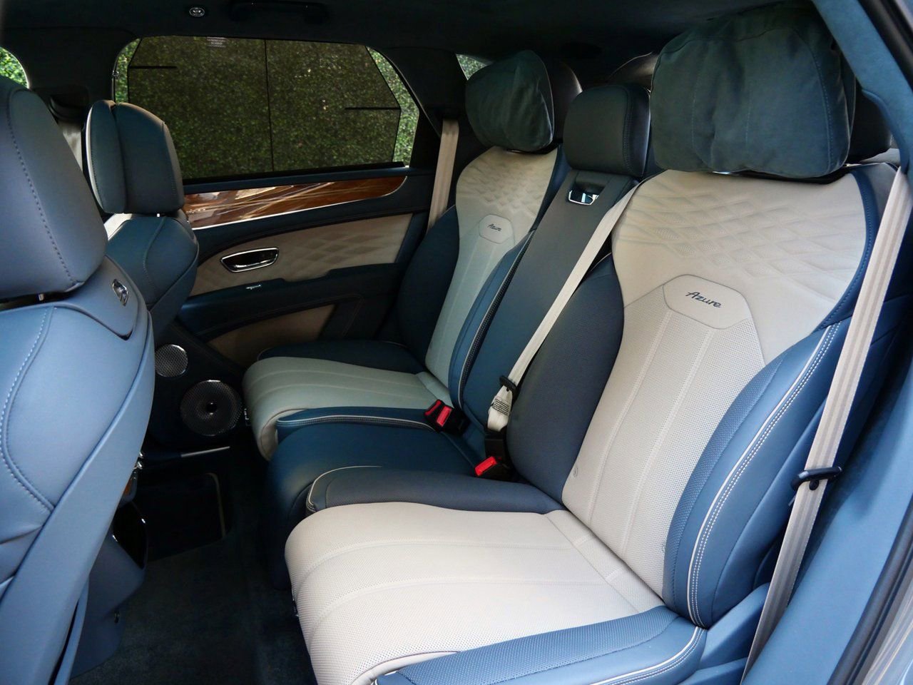 Used 2025 Bentley Bentayga image 24