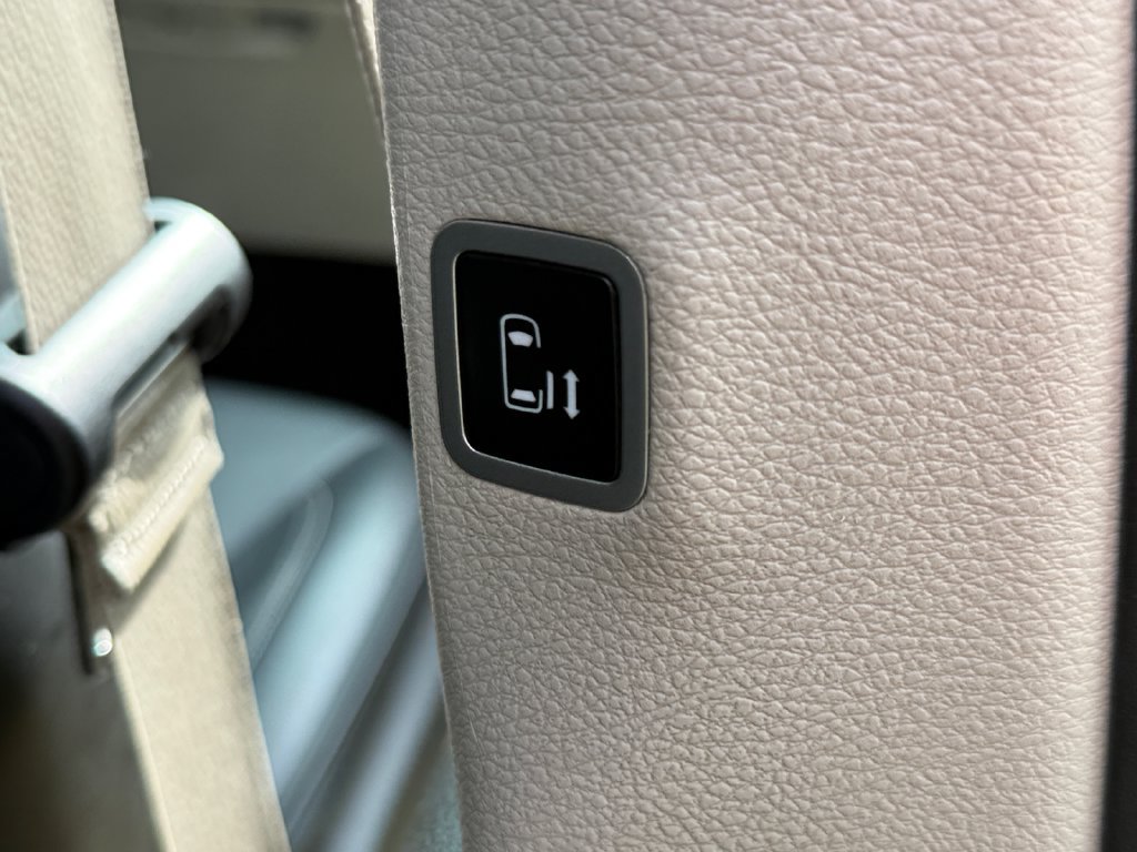 Used 2024 Chrysler Pacifica Limited FWD image 44