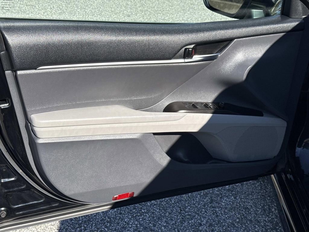 Used 2022 Toyota Camry SE w/ Cold Weather Package FWD image 14