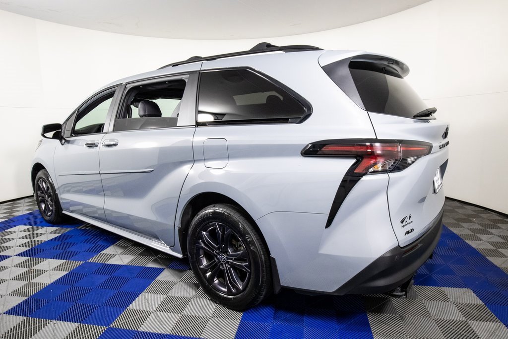 Used 2024 Toyota Sienna XLE Woodland Edition image 7