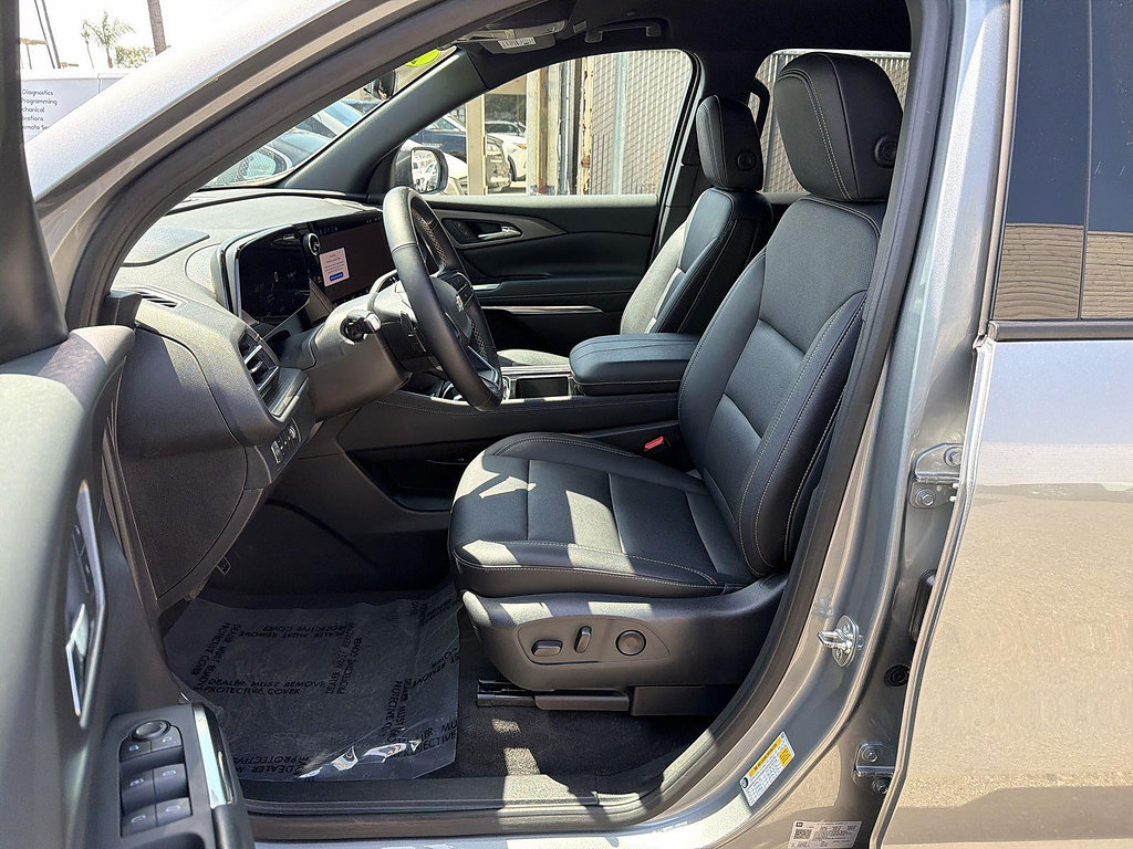 Used 2025 Chevrolet Traverse LT AWD/4WD image 18