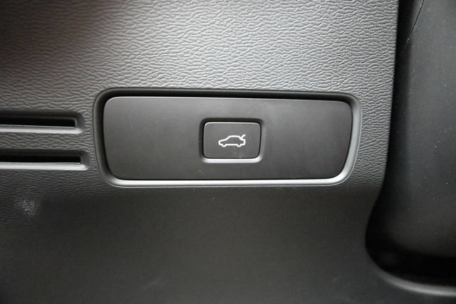Used 2025 Volvo XC40 B5 Plus AWD/4WD image 28