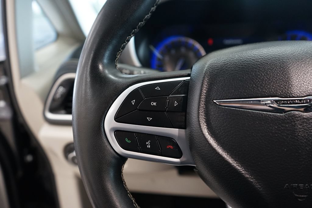 Used 2023 Chrysler Pacifica Touring-L AWD/4WD image 32