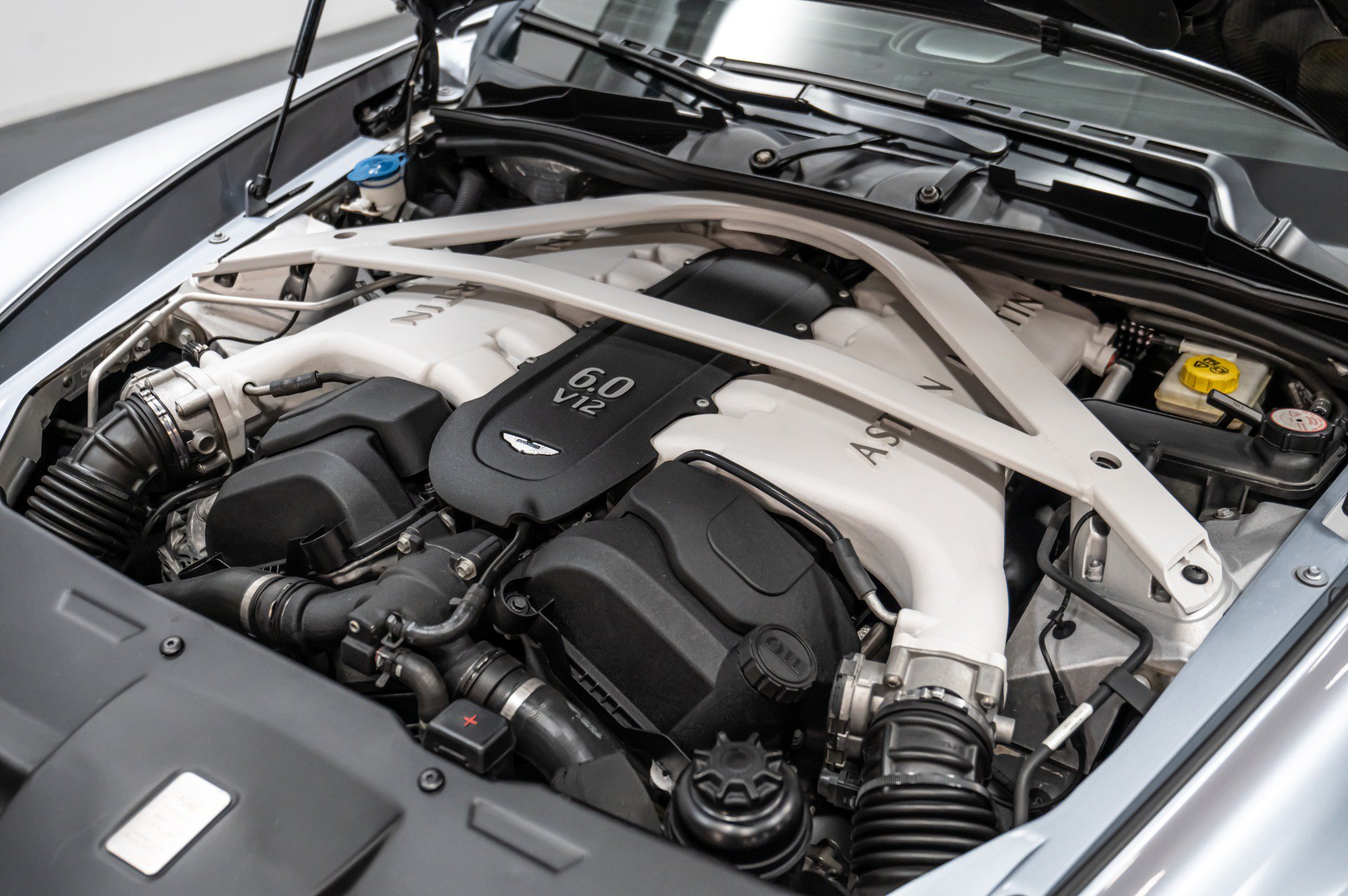 Used 2014 Aston Martin Vanquish Coupe RWD image 45