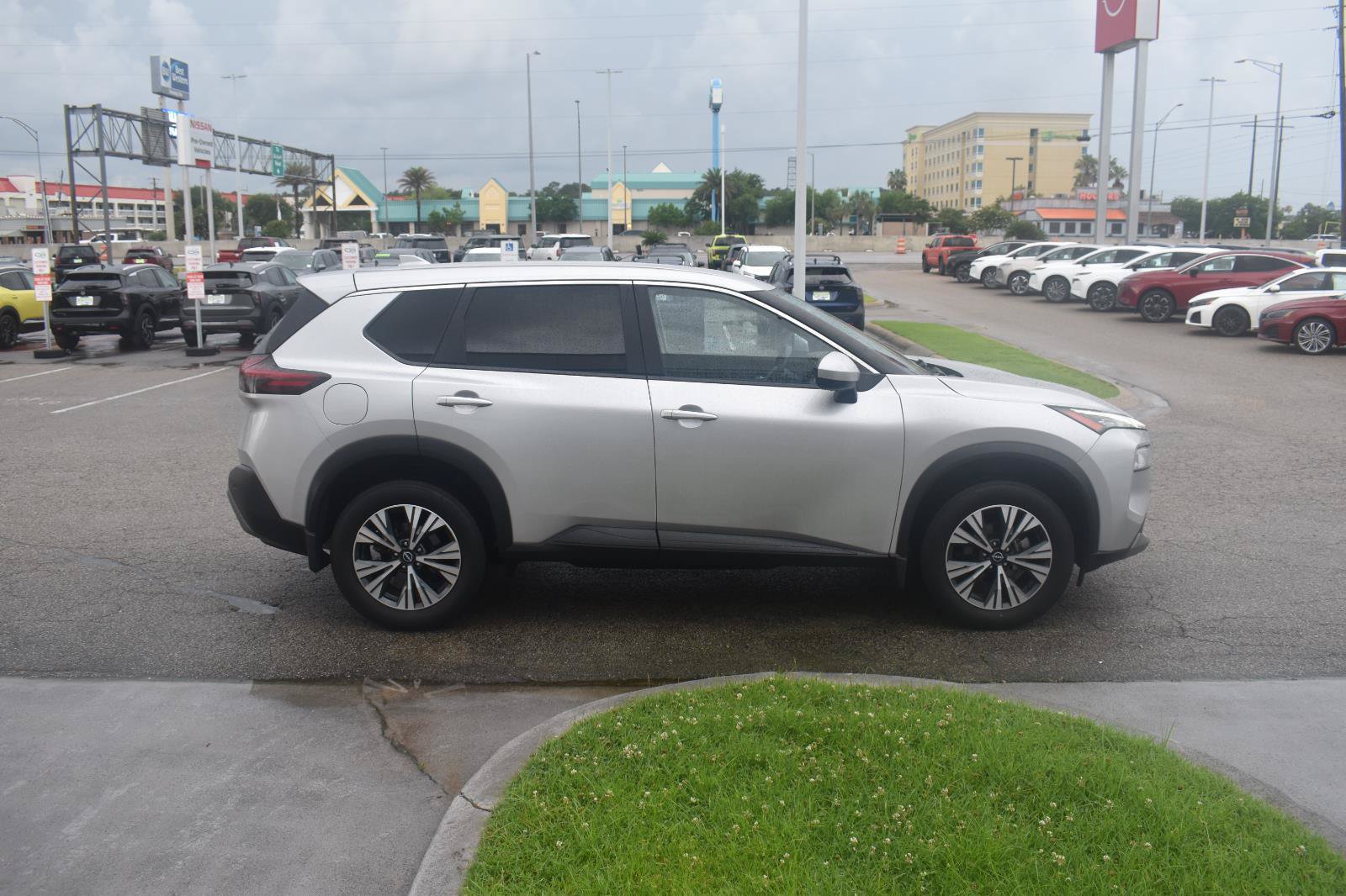 Used 2023 Nissan Rogue SV FWD image 14