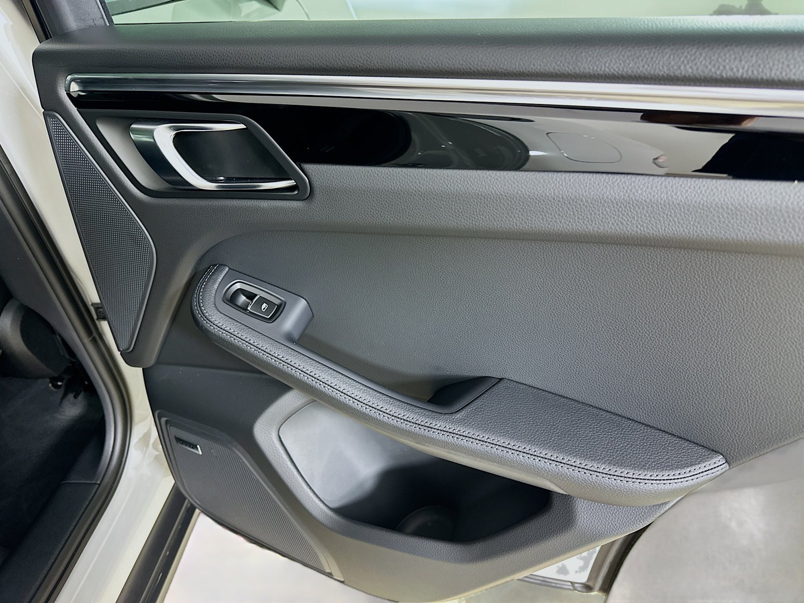 New 2026 Porsche Macan AWD/4WD image 40