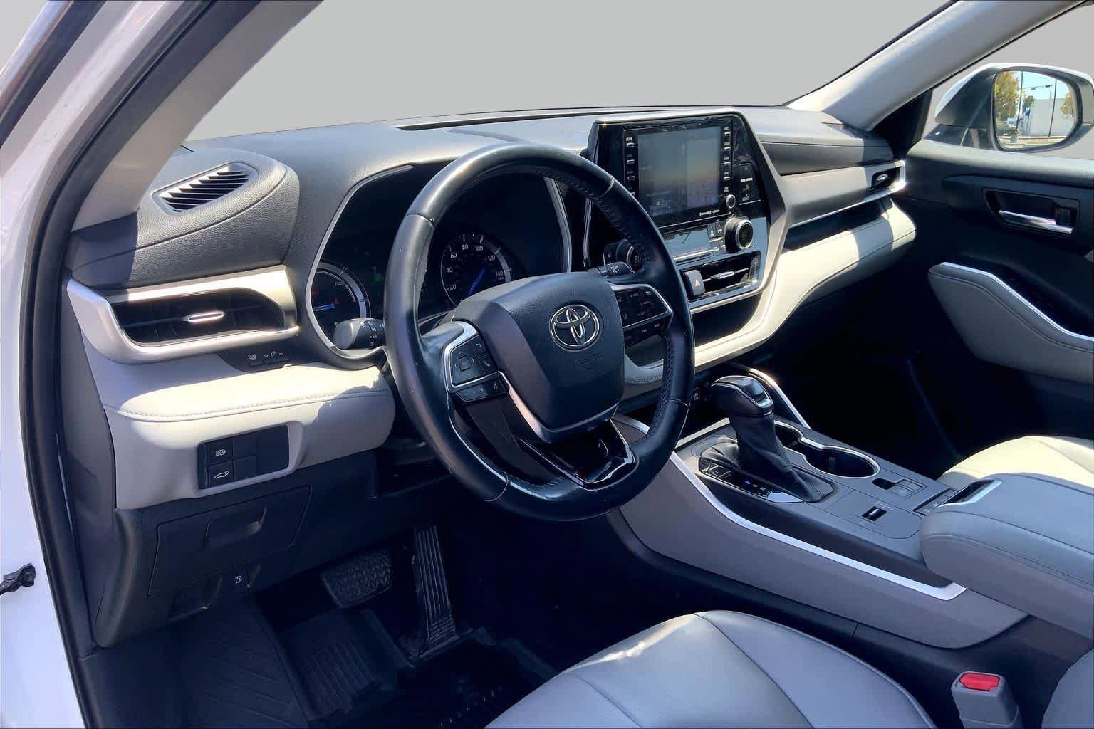 Used 2020 Toyota Highlander XLE AWD/4WD image 17