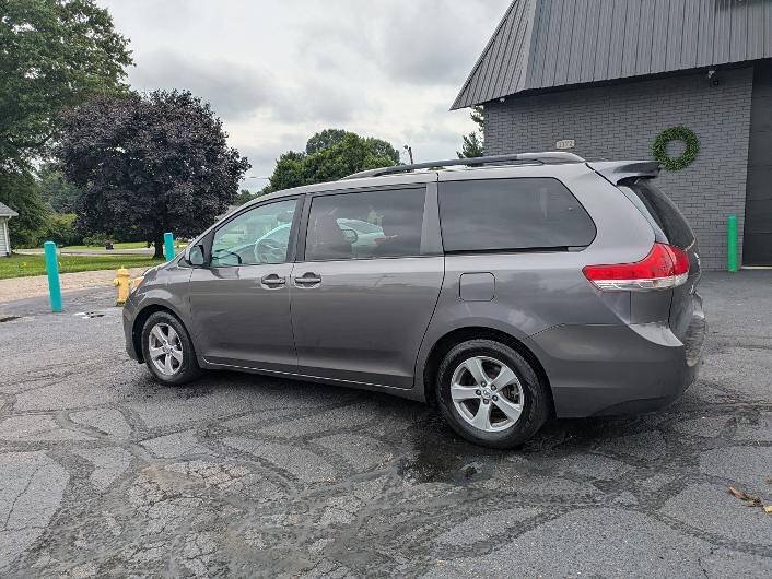Used 2011 Toyota Sienna LE w/ Towing Pkg FWD image 4