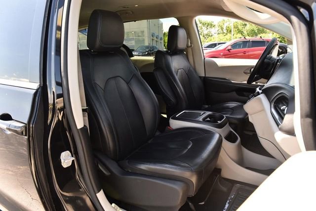 Used 2021 Chrysler Pacifica Touring-L FWD image 21