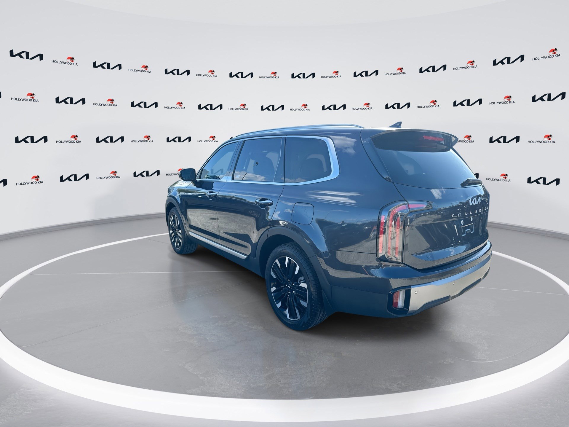 Used 2025 Kia Telluride SX w/ SX Captain's Chair Package image 6