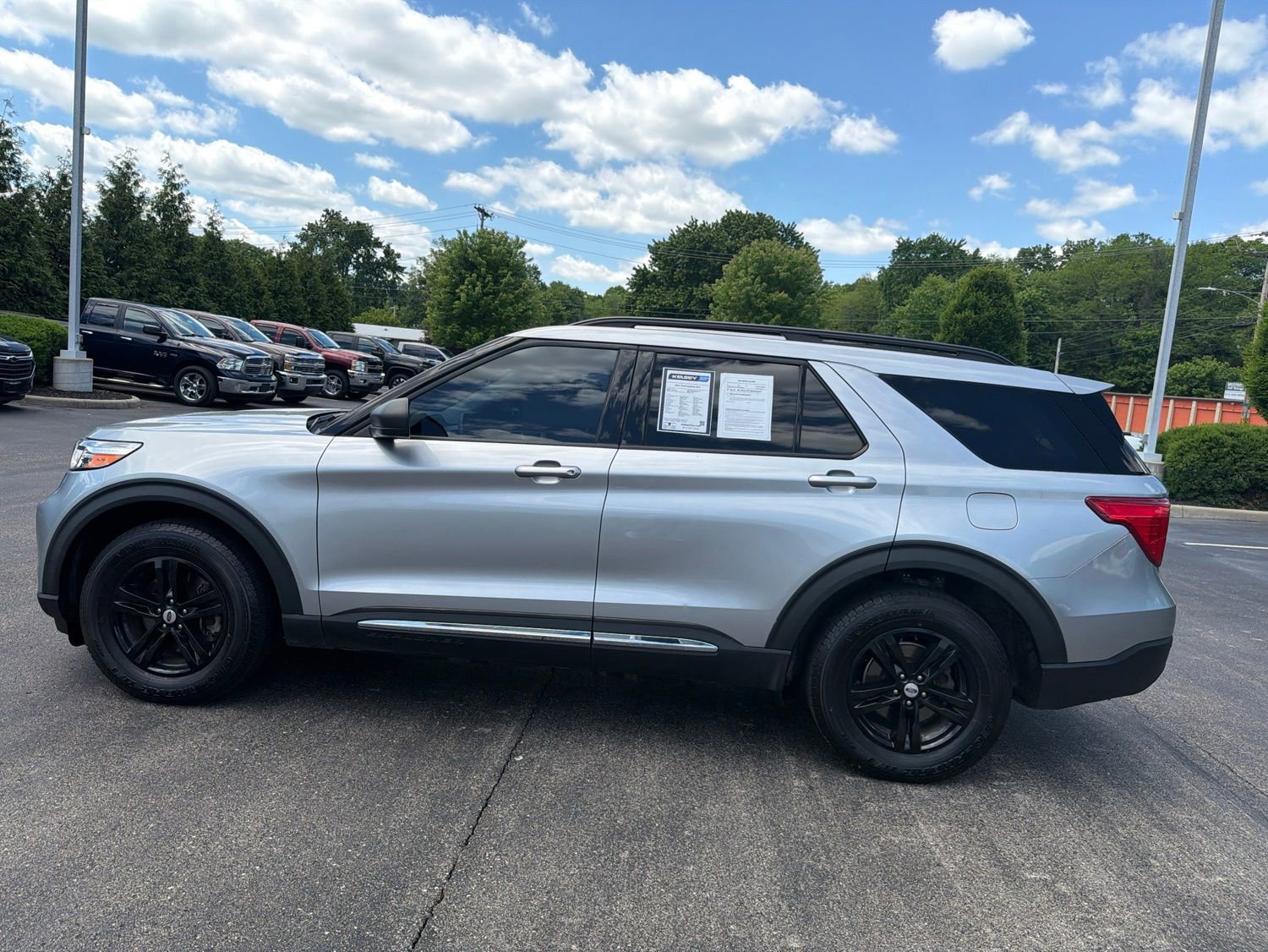 Used 2021 Ford Explorer XLT AWD/4WD image 2