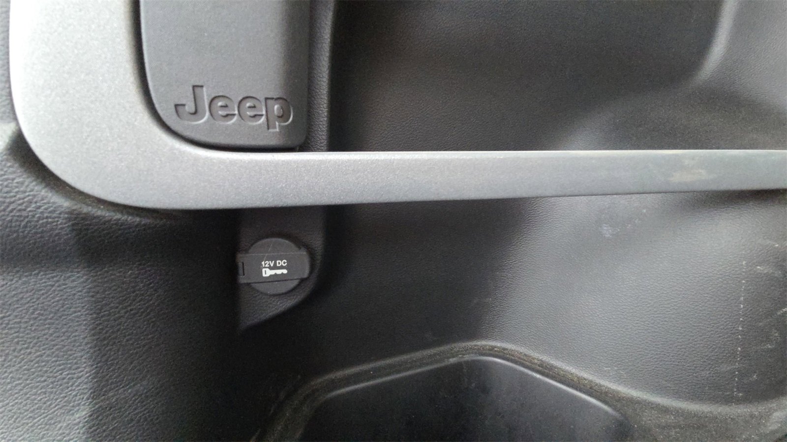 Used 2016 Jeep Cherokee Sport image 20