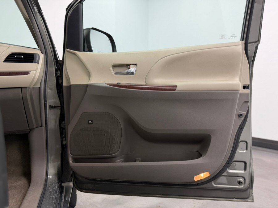 Used 2011 Toyota Sienna XLE w/ Premium Pkg AWD/4WD image 27