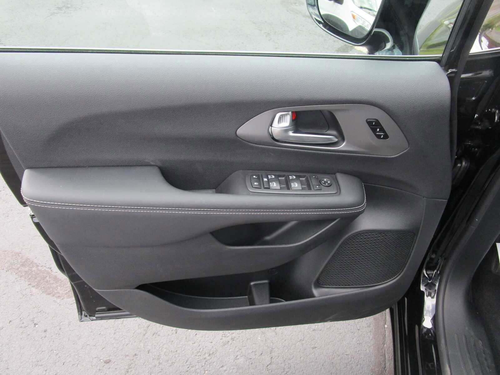 New 2026 Chrysler Pacifica Select FWD image 25