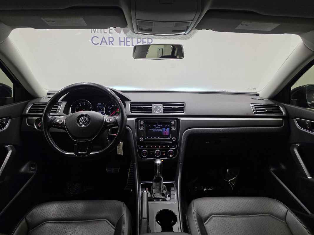 Used 2017 Volkswagen Passat 1.8T R-Line w/ R-Line Lighting Package image 4