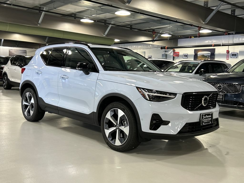 Certified 2026 Volvo XC40 B5 Plus AWD/4WD image 1