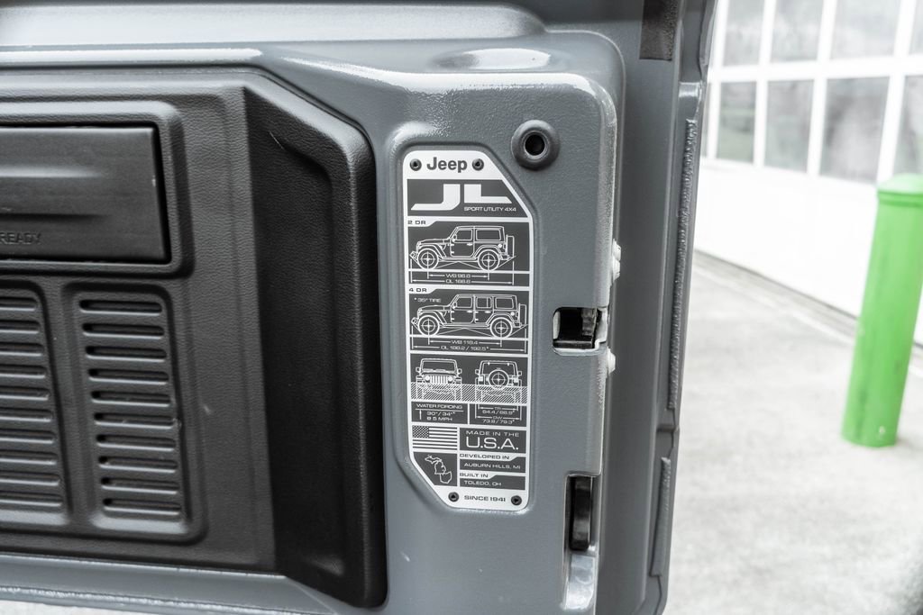 Used 2025 Jeep Wrangler Unlimited Sahara image 36