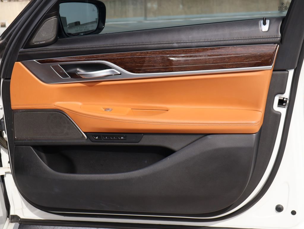 Used 2021 BMW 740i xDrive w/ Premium Package image 13