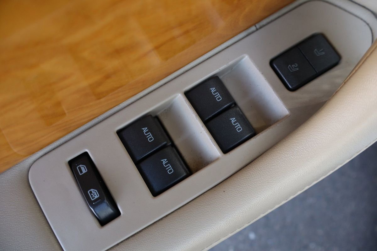 Used 2012 Lincoln MKS AWD image 27