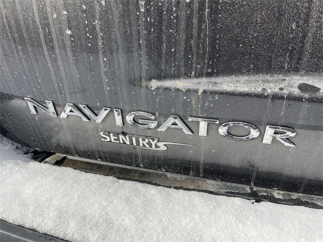 Used 2017 Lincoln Navigator Select image 12