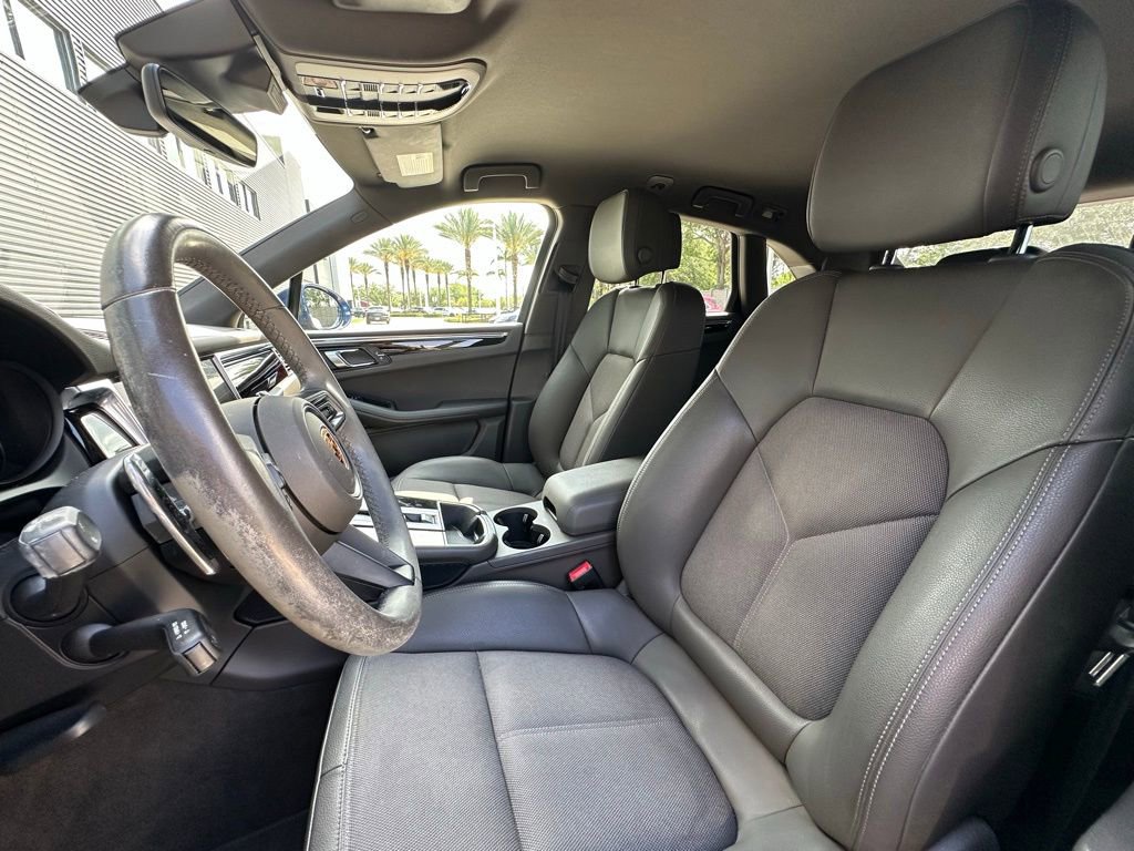 Certified 2022 Porsche Macan AWD/4WD image 5
