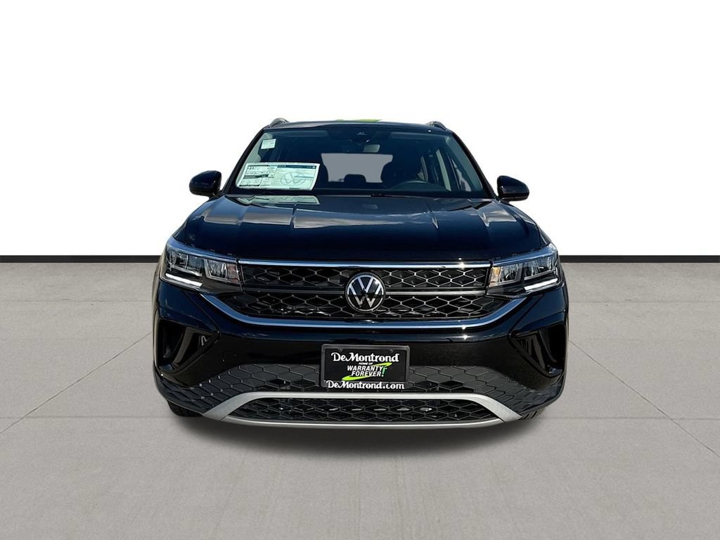 Used 2024 Volkswagen Taos SE FWD image 2