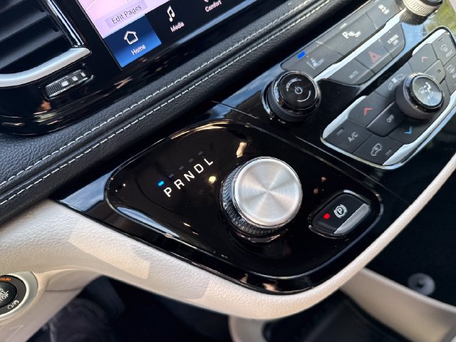 Used 2024 Chrysler Pacifica Limited FWD image 27
