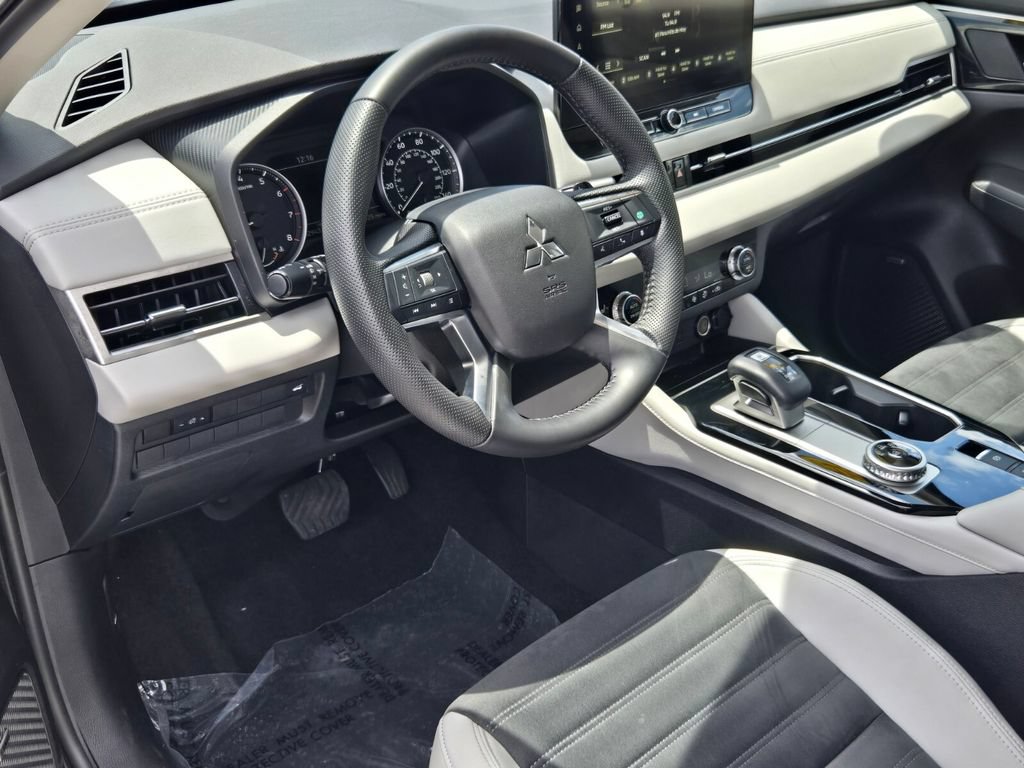 Used 2025 Mitsubishi Outlander SE FWD image 11