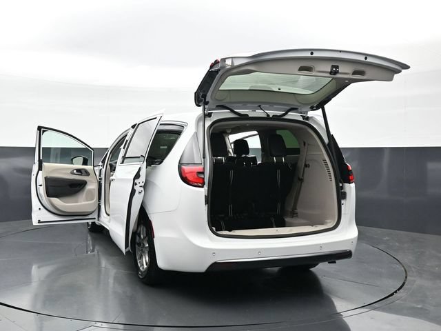 Used 2024 Chrysler Pacifica Touring-L FWD image 49