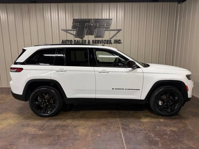 Used 2023 Jeep Grand Cherokee Limited w/ Black Appearance Package AWD/4WD image 7