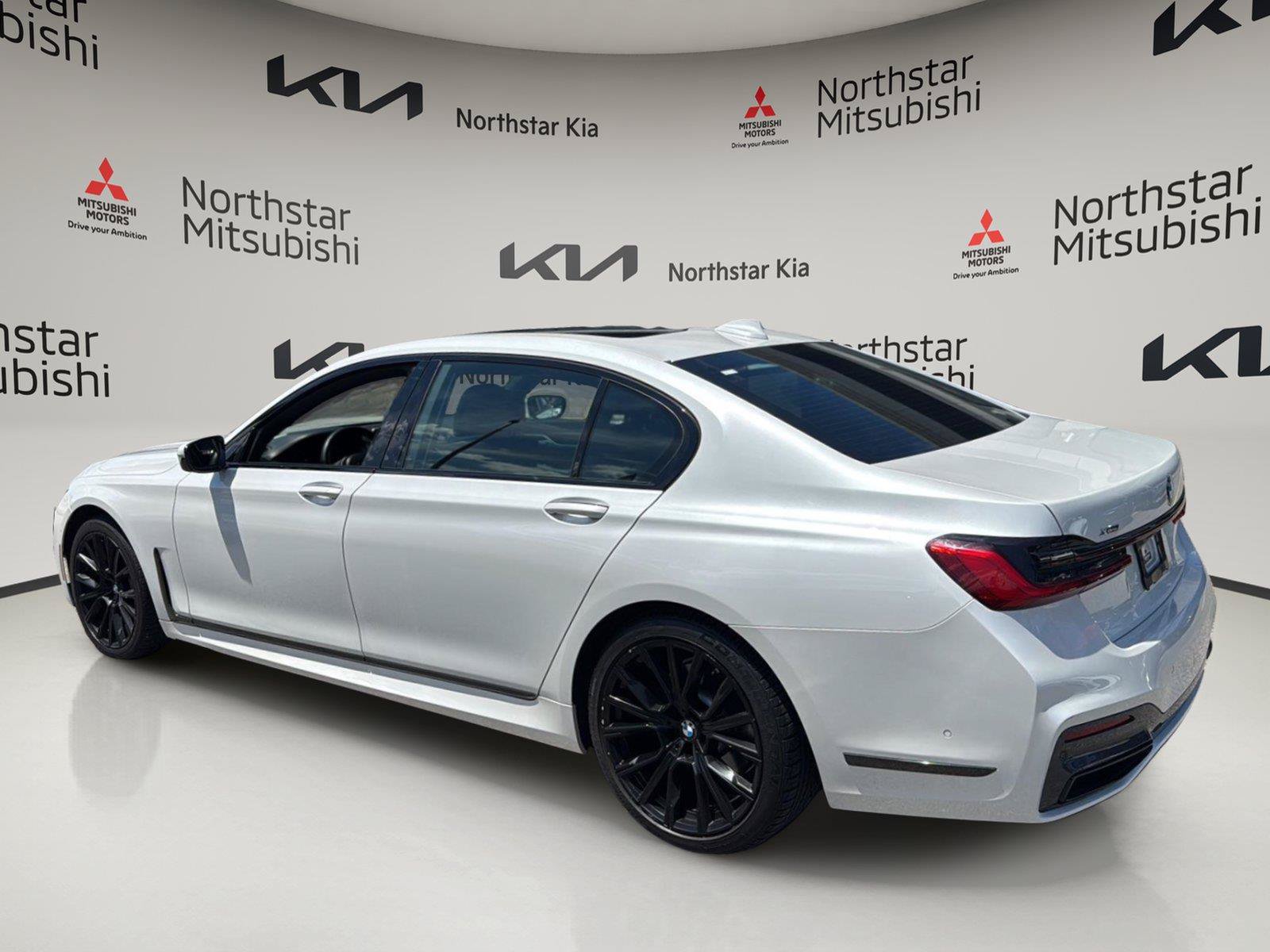 Used 2022 BMW 740i xDrive w/ M Sport Package AWD/4WD image 4