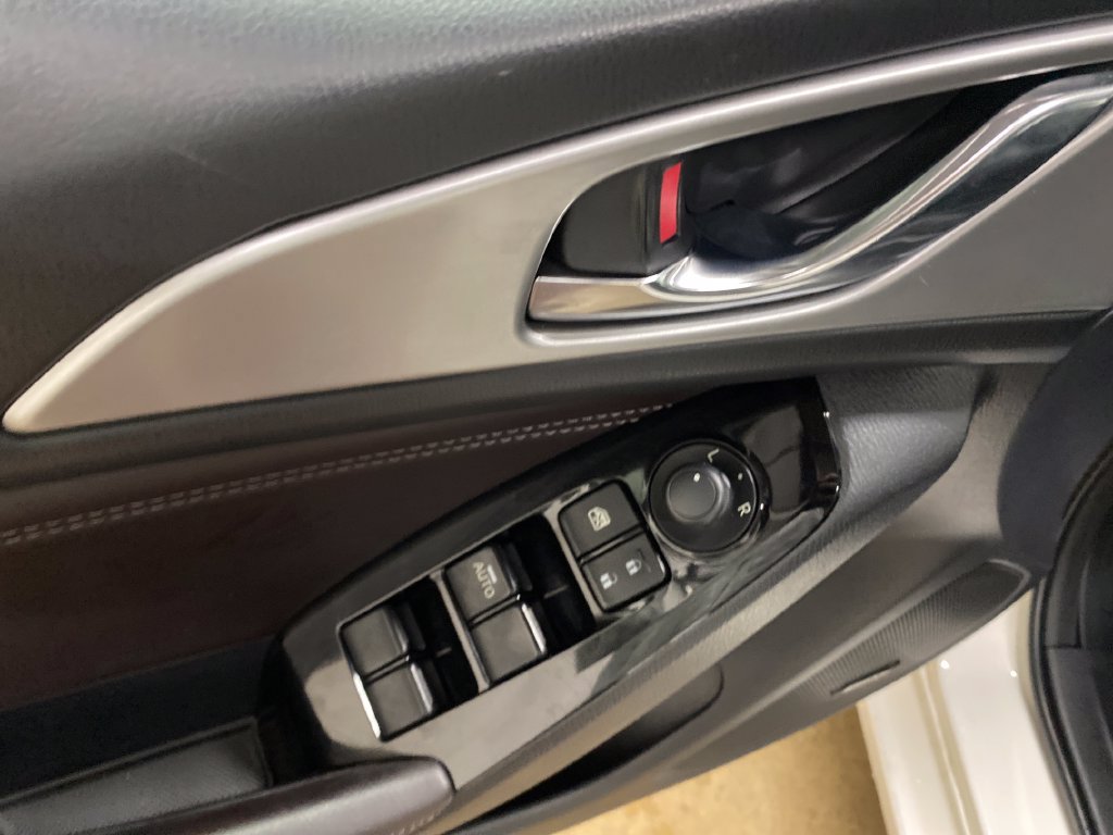 Used 2018 MAZDA MAZDA3 Touring FWD image 11