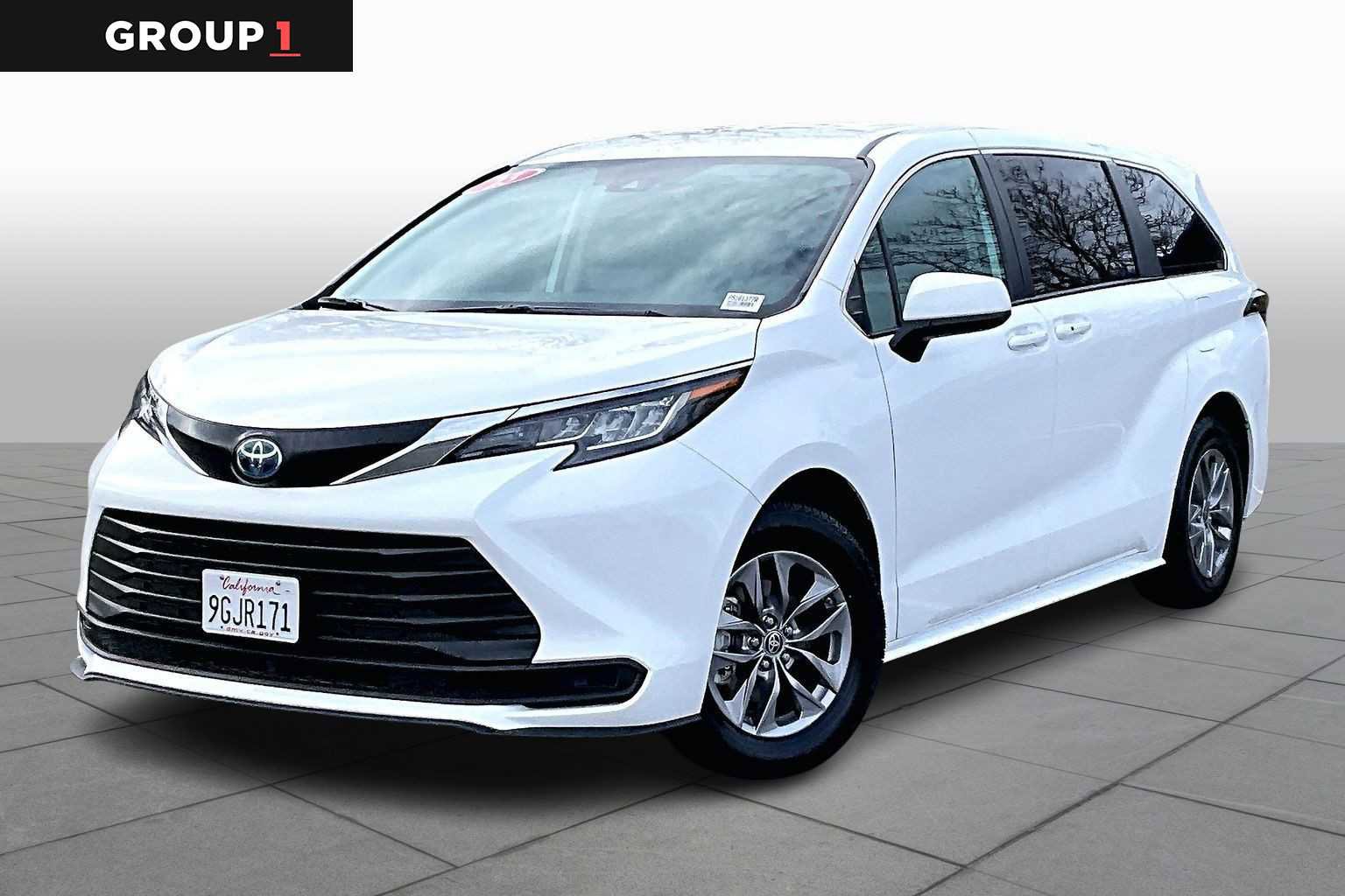 Certified 2023 Toyota Sienna LE image 1