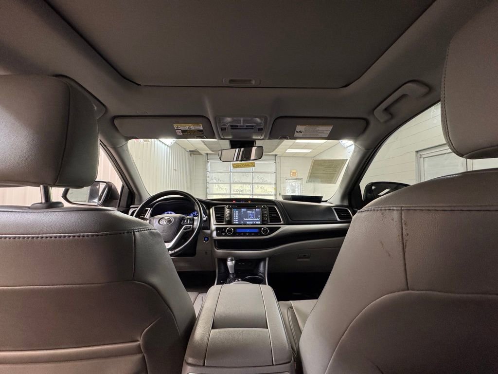 Used 2019 Toyota Highlander XLE FWD image 18