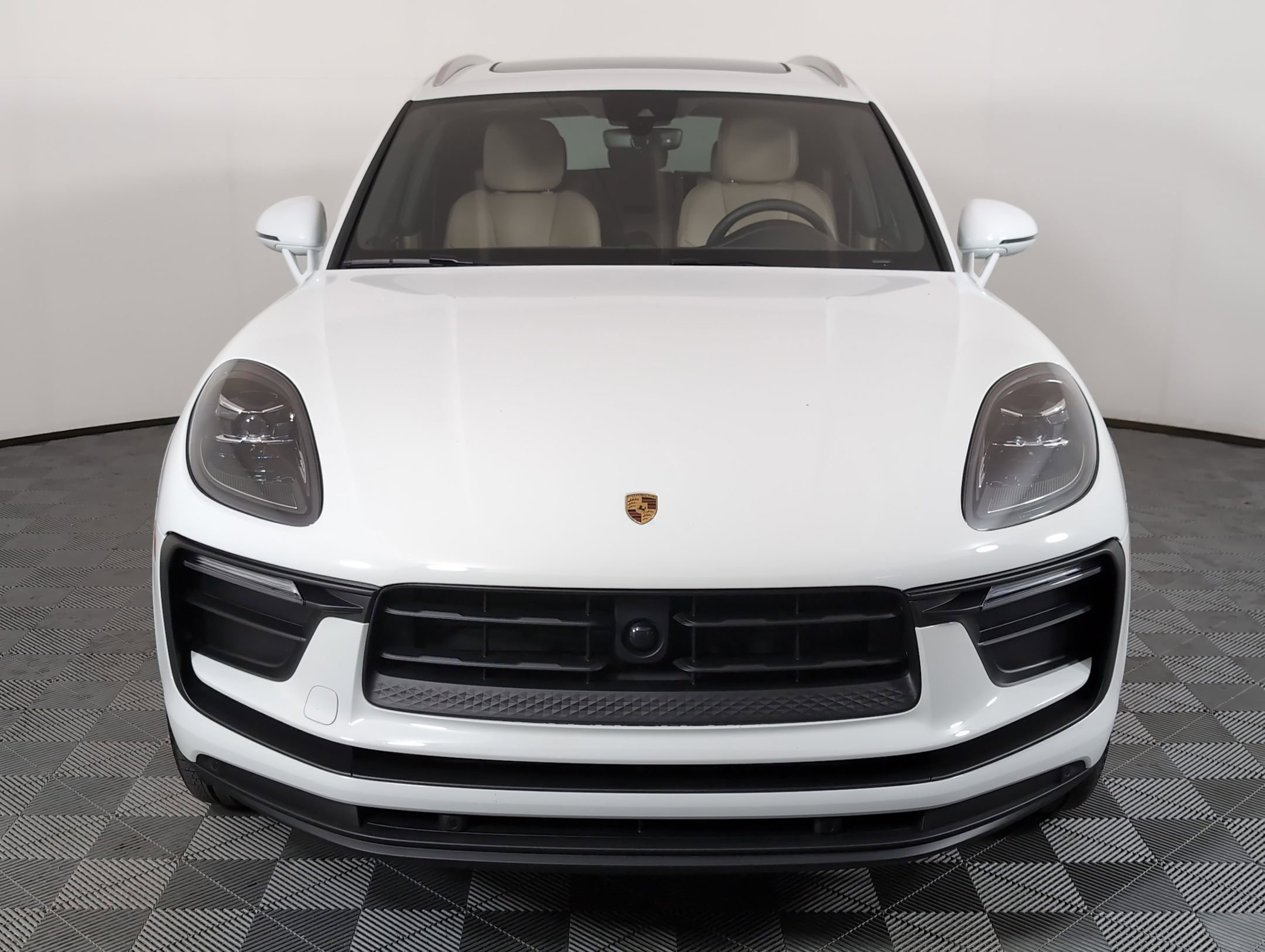 Certified 2025 Porsche Macan image 7