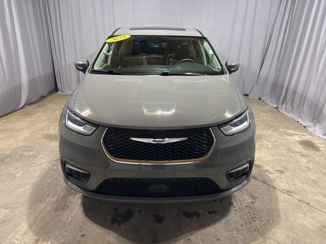 Used 2023 Chrysler Pacifica Touring-L image 4