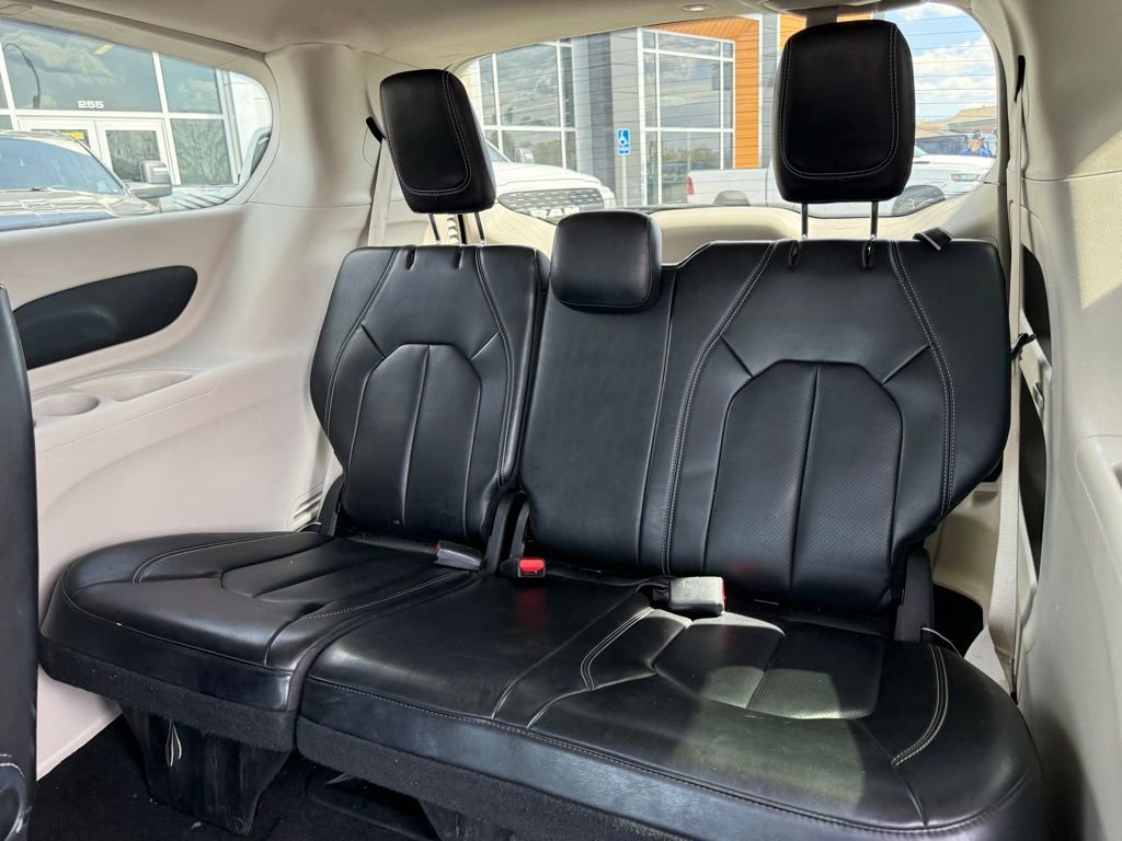 Used 2023 Chrysler Pacifica Touring-L FWD image 18