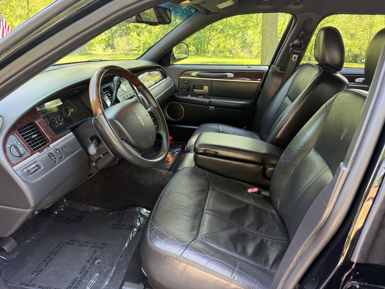 Used 2006 Lincoln Town Car Signature L RWD image 10