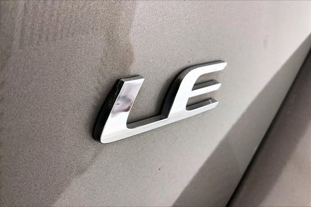 Used 2017 Toyota Corolla LE image 6