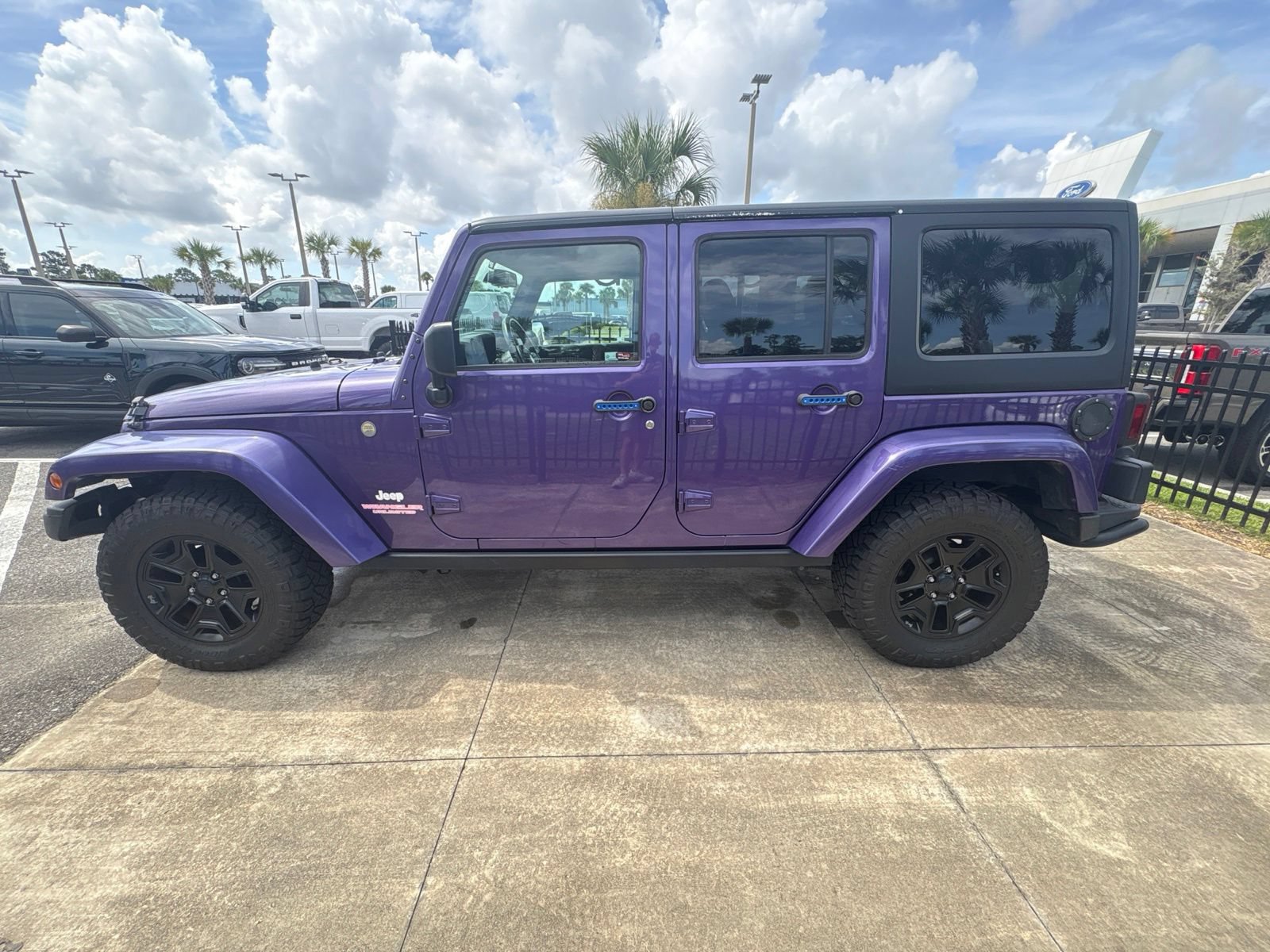 Used 2016 Jeep Wrangler Unlimited Sahara AWD/4WD image 3