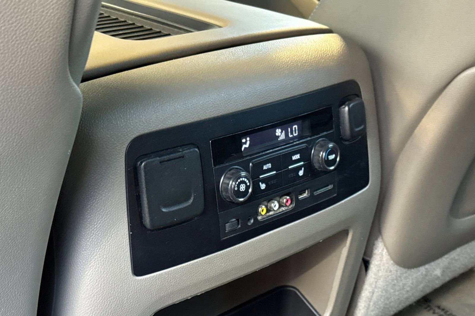 Used 2015 GMC Yukon SLT w/ Open Road Package image 16