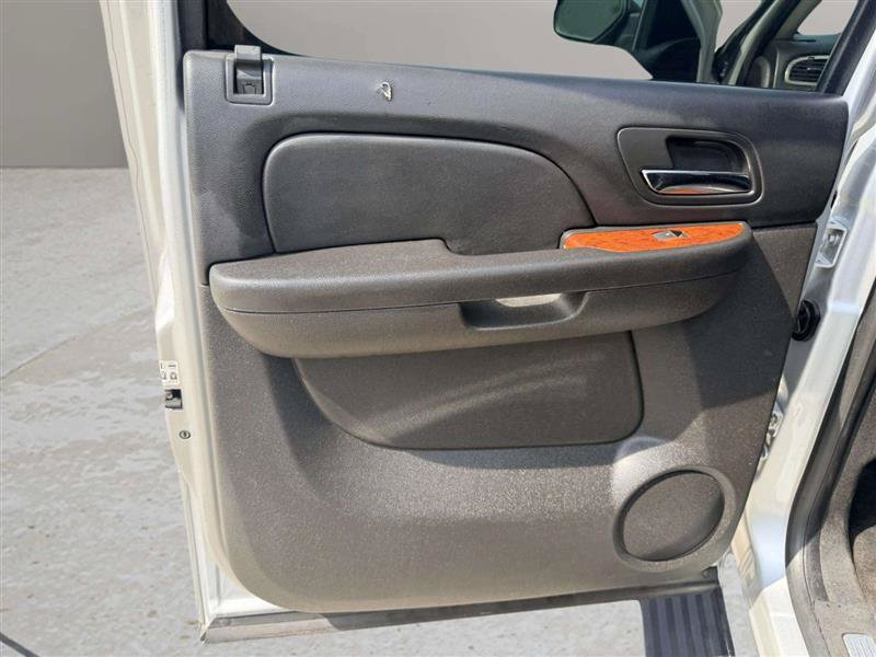 Used 2014 Chevrolet Suburban LTZ RWD image 24
